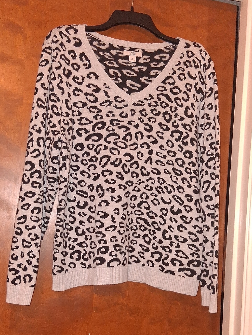Croft & Barrow Light Gray and Black Leopard Print V-Neck Sweater